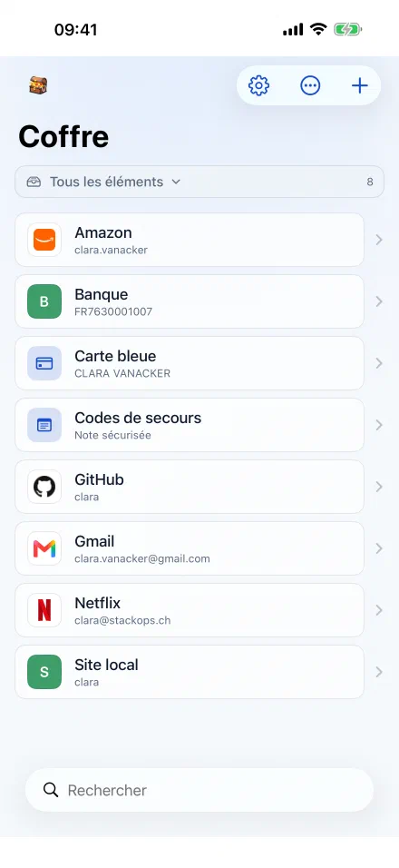 L'écran d'accueil de GhostPass sur iPhone : une liste d'entrées du coffre, chacune avec l'icône du site et le nom du compte, et un champ de recherche en bas.